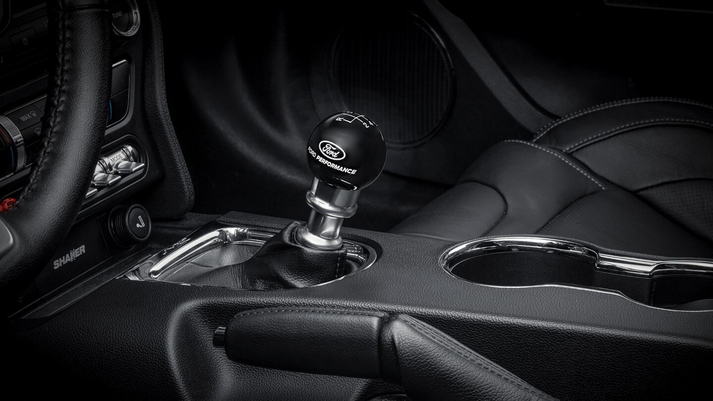 Gros plan sur la transmission automatique à 10 rapports de la Ford Mustang Mach GT.