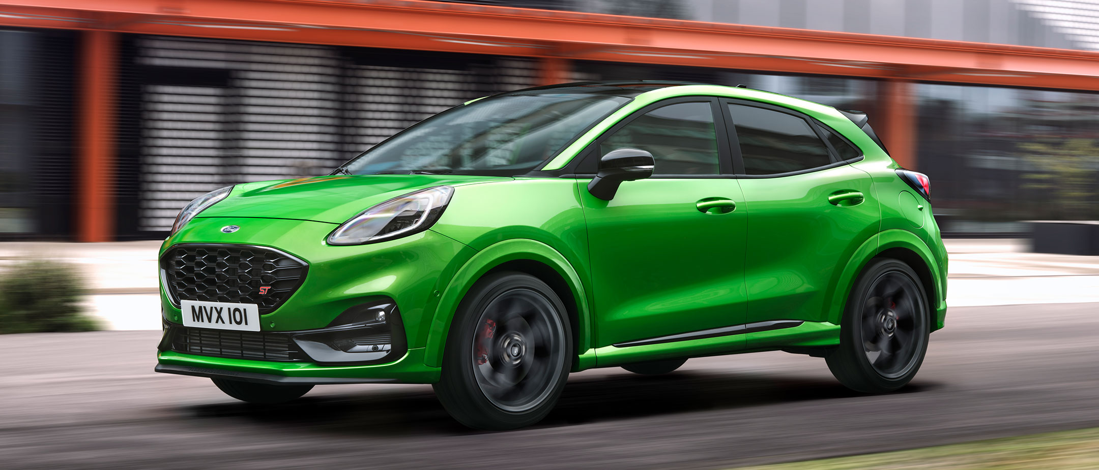 Vue de côté du Ford Puma ST en mouvement.