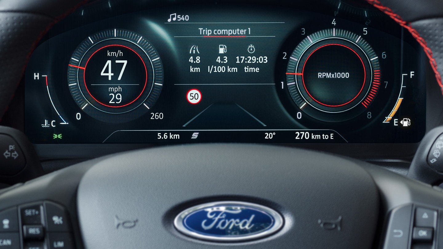 Gros plan sur le tableau de bord du Ford Puma ST affichant les panneaux de signalisation.