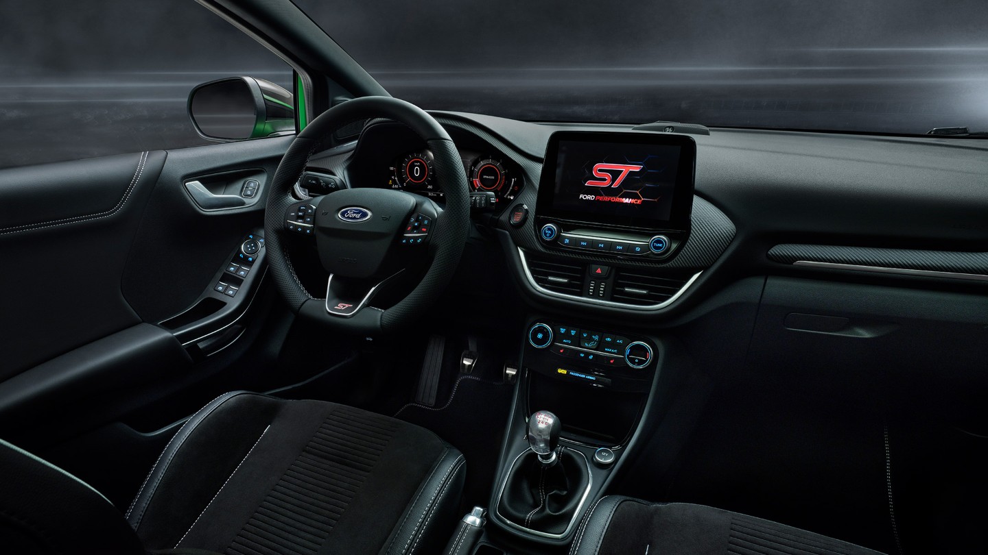 Système SYNC 3 avec écran tactile 8'' et écran d'accueil Ford Performance.