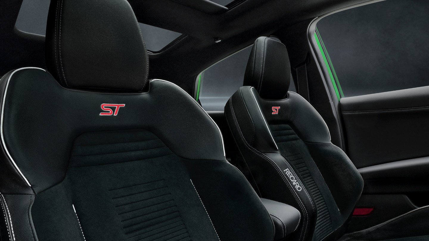 Gros plan sur les sièges RECARO à l’intérieur du Ford Puma ST.