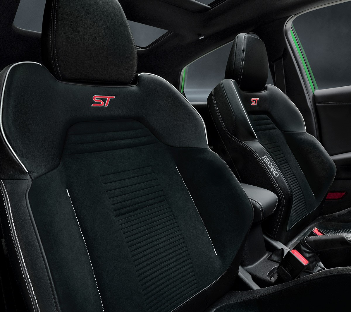 Sièges Recaro sport ST avec surpiqûres gris métallisé.