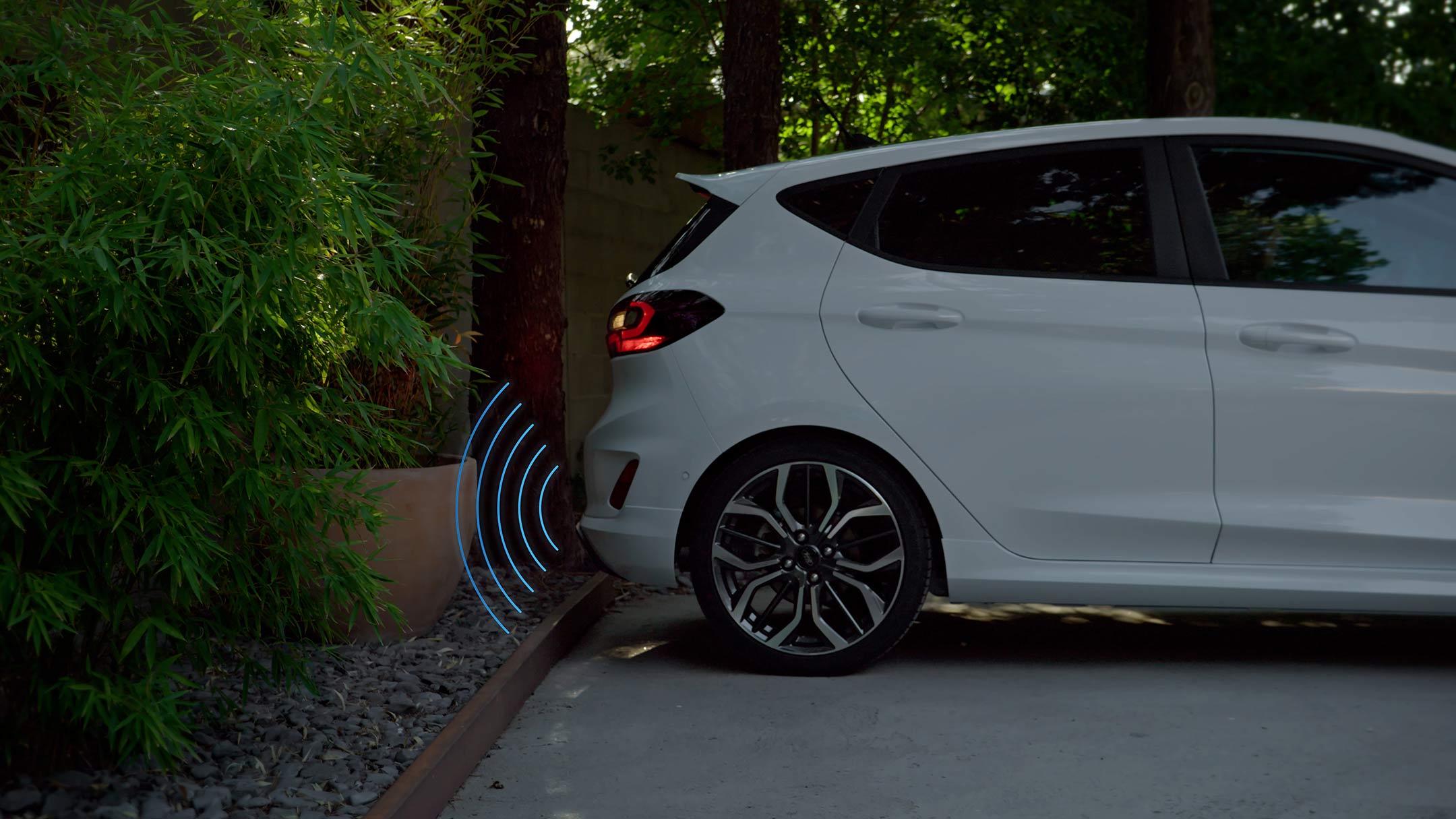 Vue latérale de de la Ford Fiesta entrain d’effectuer une manœuvre