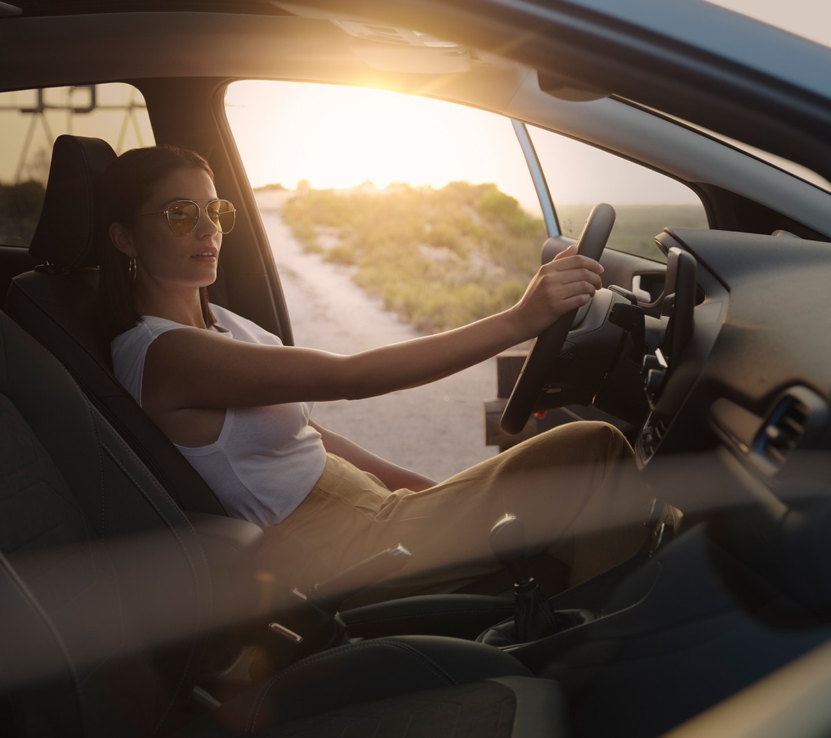 Une femme au volant de la Ford Fiesta.