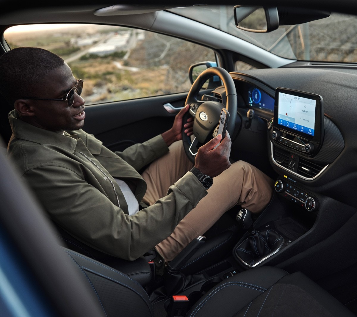 Vue intérieure de la Ford Fiesta et de son conducteur.