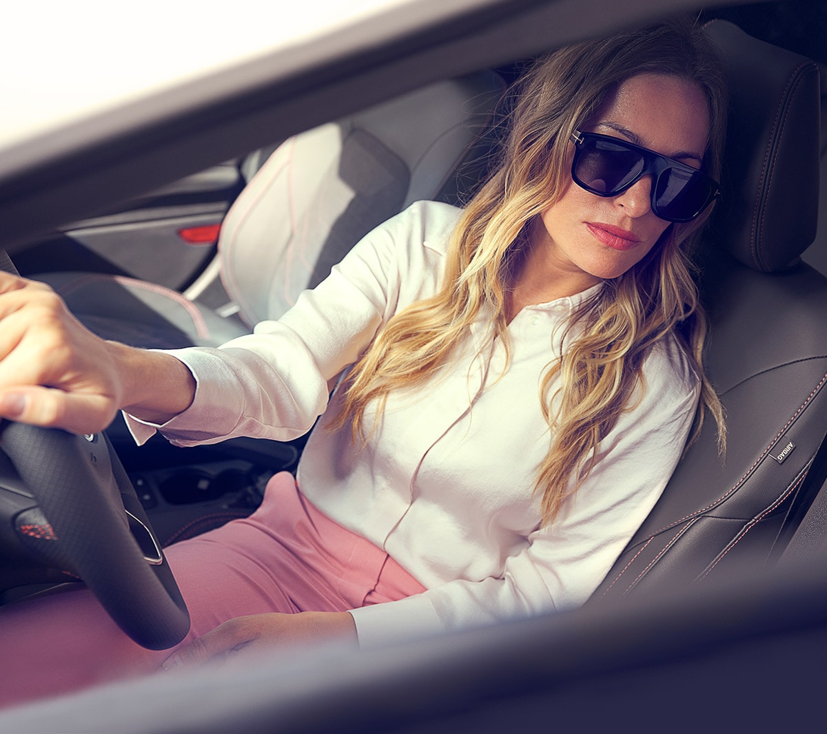 Une femme au volant de la Ford Fiesta.
