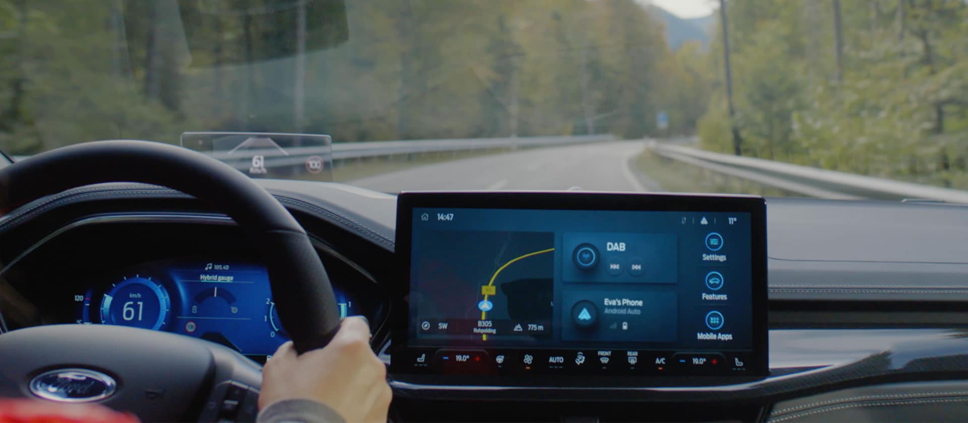 Le tableau de bord de la Ford Focus avec l'écran tactile d'infodivertissement SYNC® 4 de 13,2″ affichant la navigation et la radio.