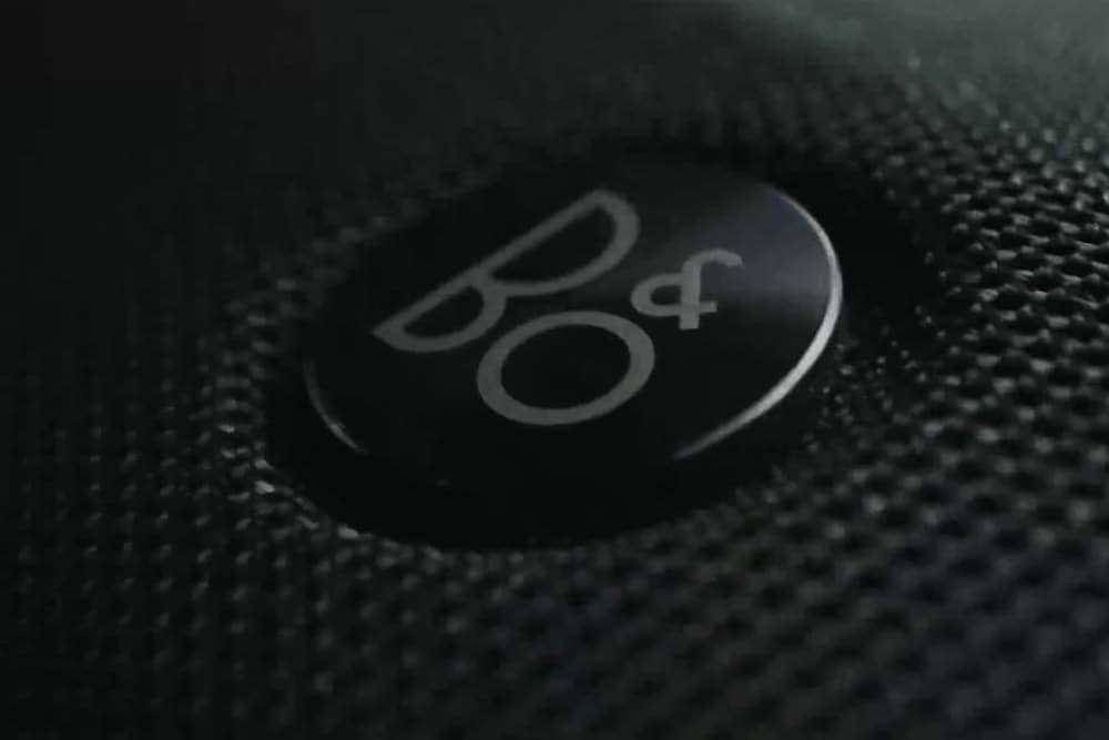 Gros plan sur le haut-parleur B&O qui fait partie du système audio haut de gamme à 10 haut-parleurs de la Ford Focus. 
