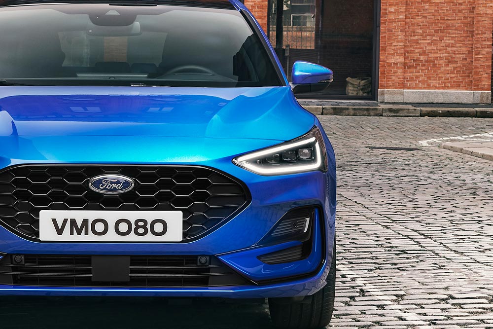 Vue avant d'une Ford Focus bleue, mettant en évidence les phares et la calandre.