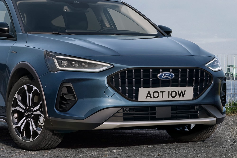 Vue avant d'une Ford Focus Active à hayon bleu foncé, mettant en évidence les phares et la calandre.