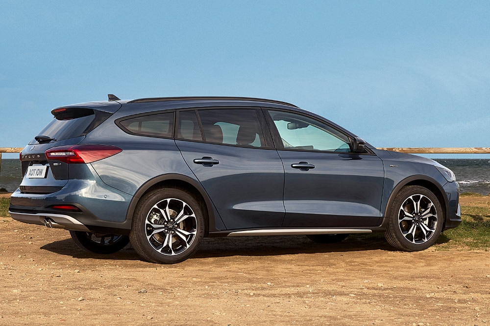 Une Ford Focus Active Estate bleu foncé garée sur le sable.