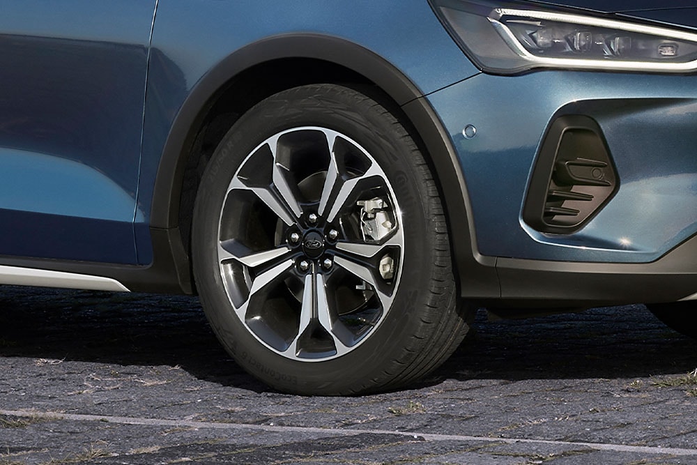 Gros plan sur les jantes en alliage de la Ford Focus avec une finition gris foncé et argent.