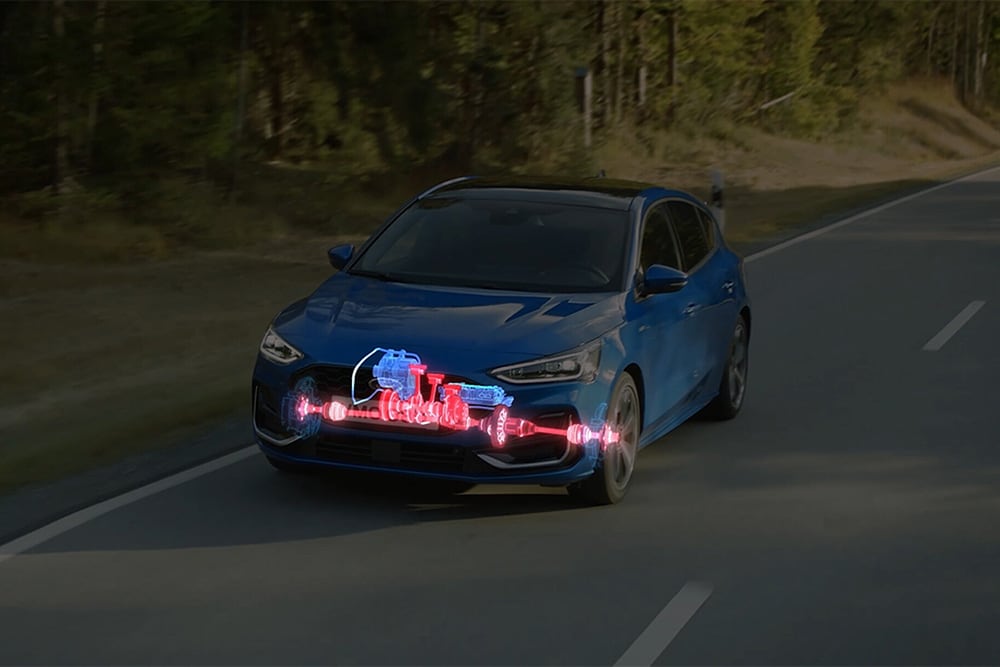 Une Ford Focus bleue avec une illustration montrant le fonctionnement de l'hybride EcoBoost à l'avant de la voiture.