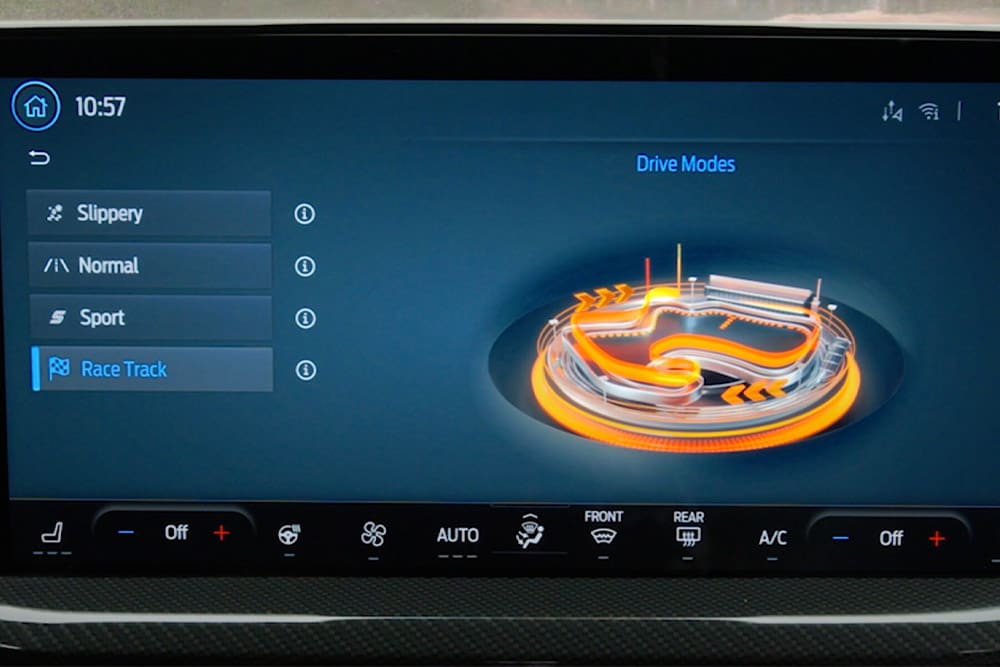 Gros plan de l'écran tactile SYNC® 4 de 13,2″ de la Ford Focus montrant les modes de conduite sélectionnables.