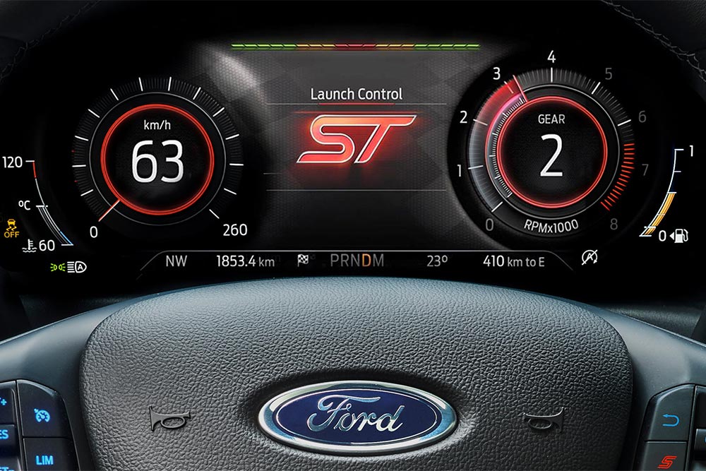 Gros plan sur le combiné d'instruments numérique de 12,3″ de la Ford Focus ST, avec le Launch Control activé.