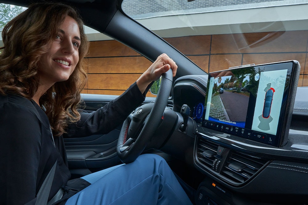 Femme assise sur le siège conducteur d'une Ford Focus