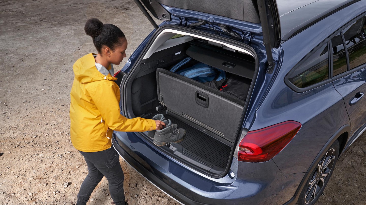 Espace de chargement avec zone imperméable séparée par cloison verticale  Nouvelle Ford Focus A