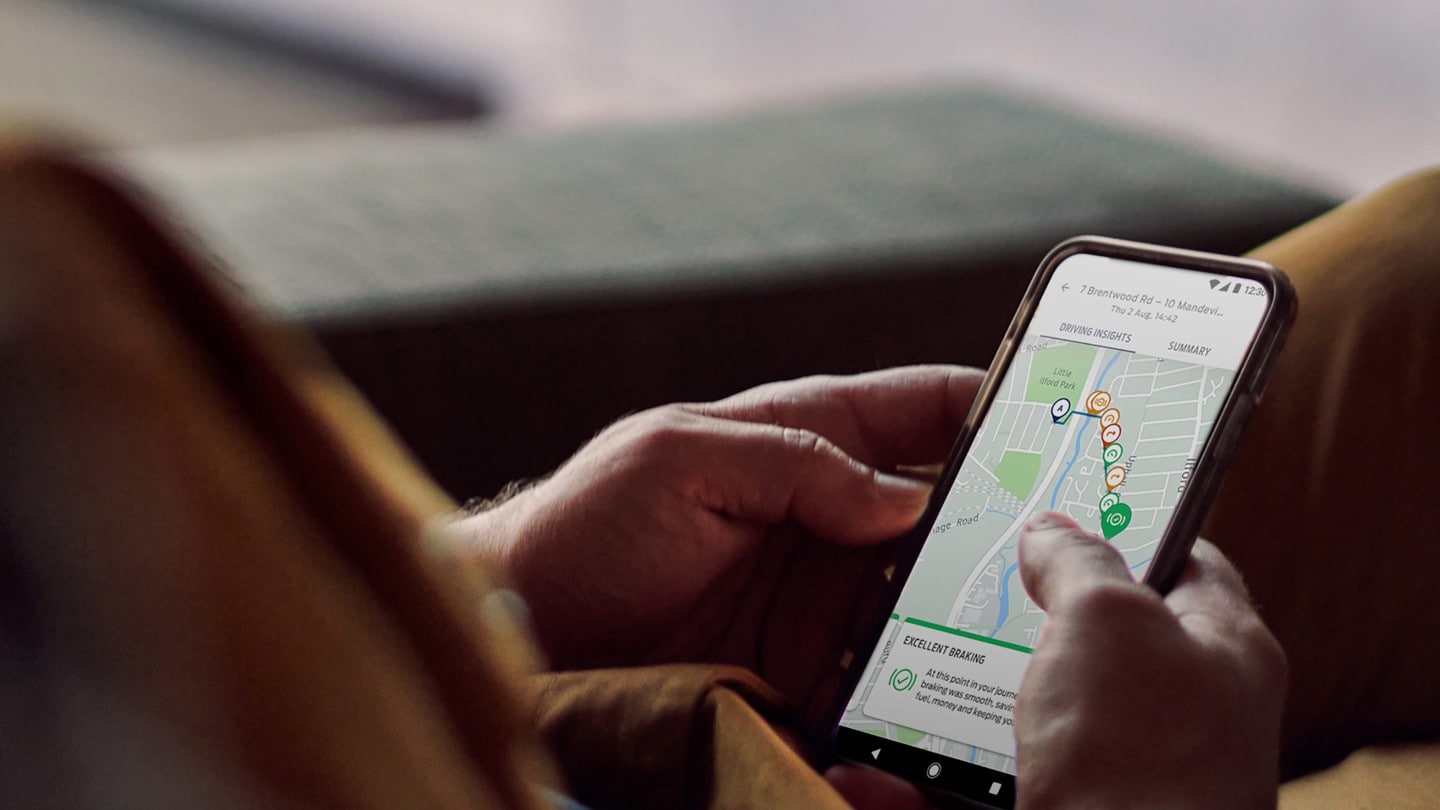 Un smartphone affichant l'application FordPass.