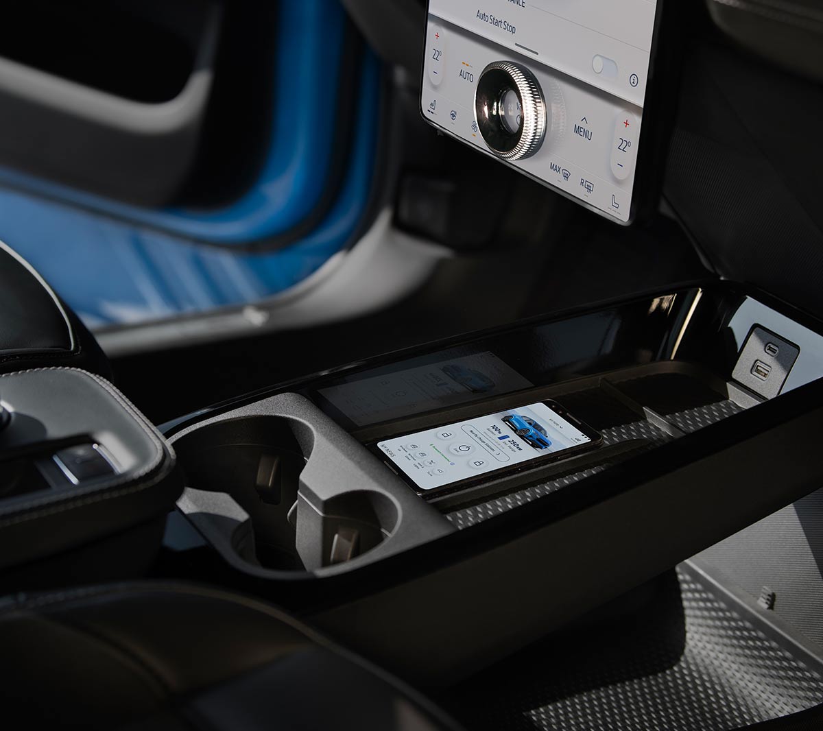 Un smartphone en train d'être rechargé dans la Ford Mustang Mach-E GT.