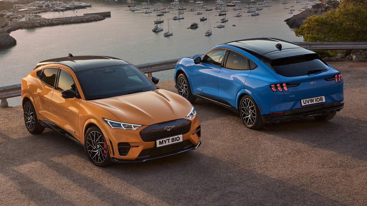 Deux Mustang Mach-E GT à proximité d’un port