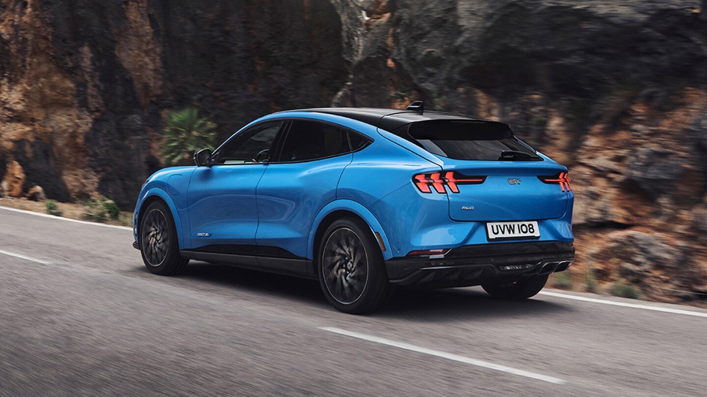 Vue arrière de la Ford Mach-E GT sur route