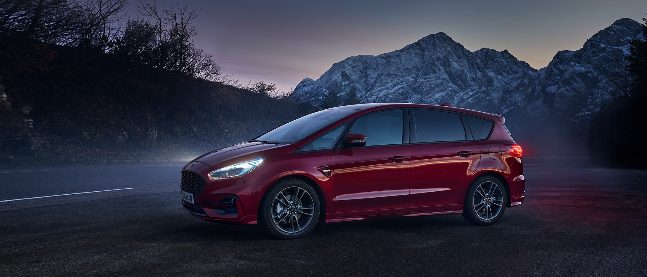 Ford S-MAX parked sideview