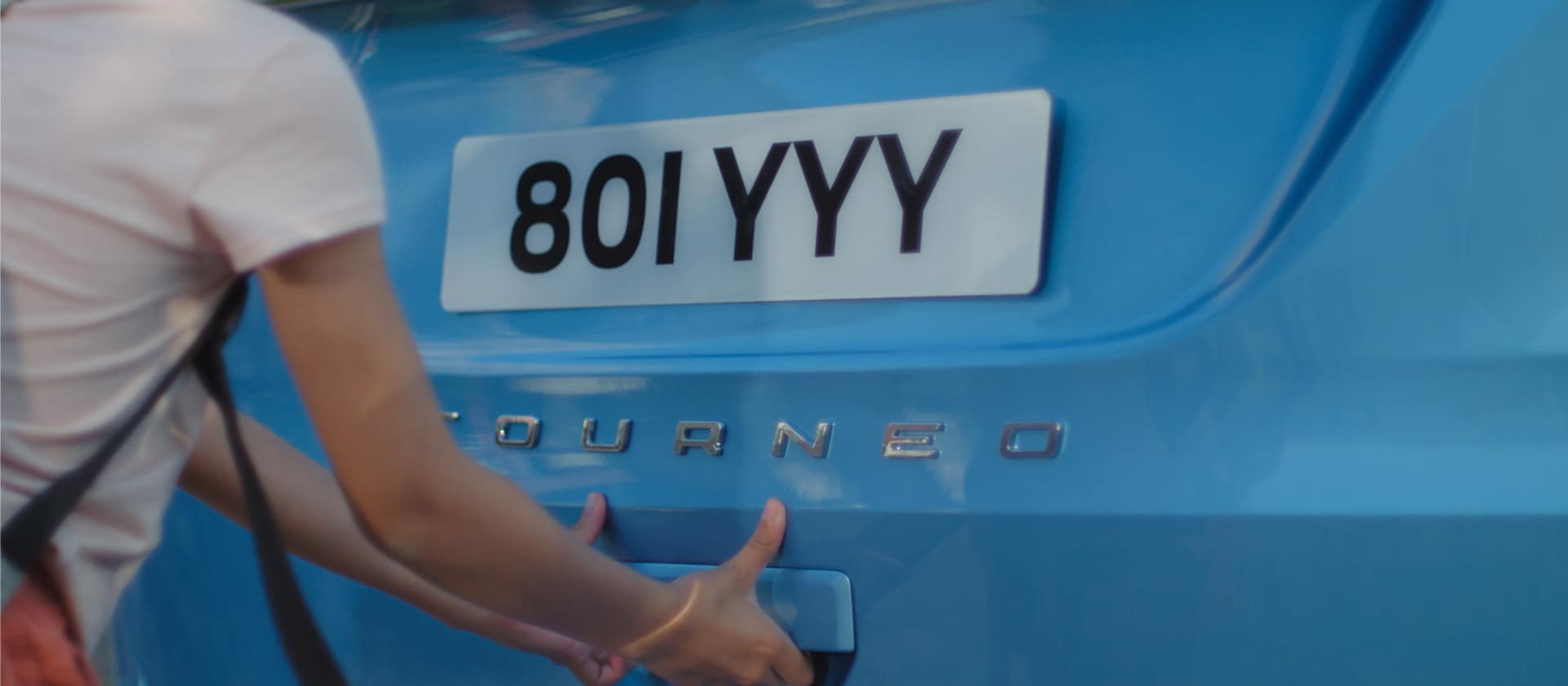 Ford Tourneo Connect showing power close latch