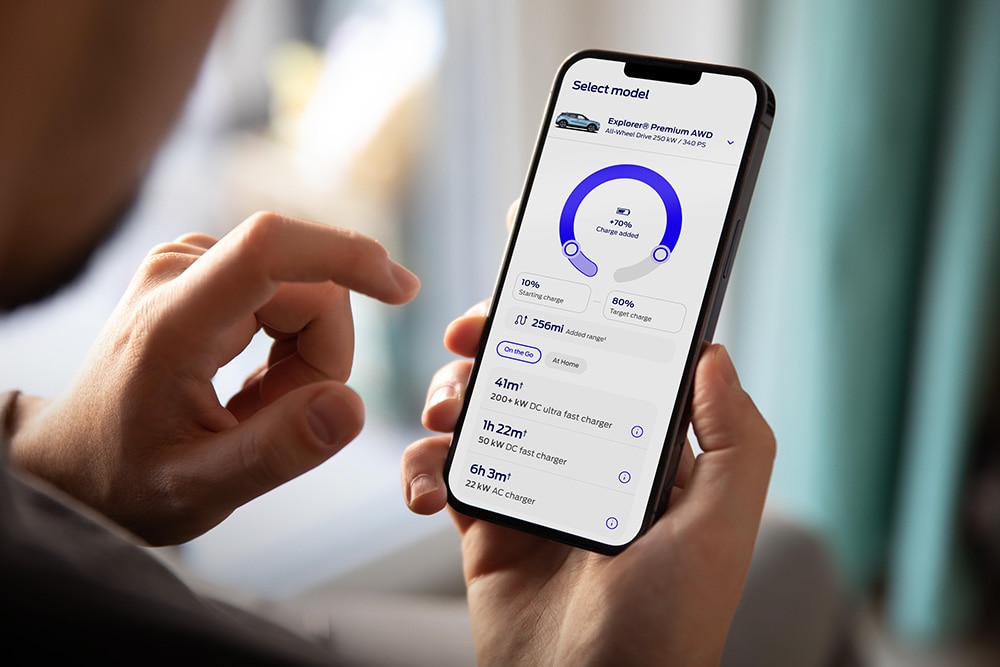 Un téléphone portable présentant la gamme électrique numérique Ford et l'outil de calcul du coût de recharge.