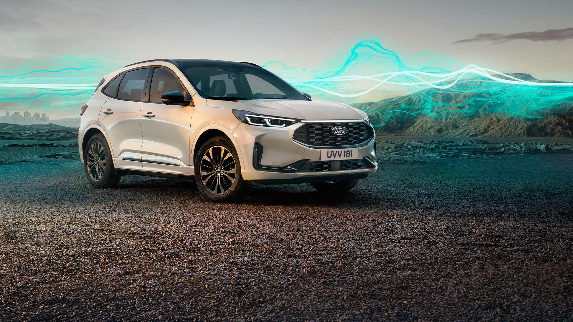 Le modèle Ford Kuga Sound Edition en blanc, garé avec des ondes sonores vertes en arrière-plan.