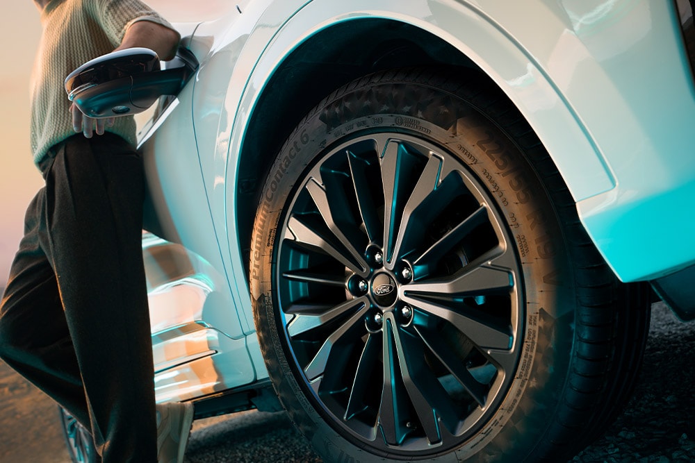 Gros plan sur la roue en alliage gris 19 pouces de la Ford Kuga Sound Edition.