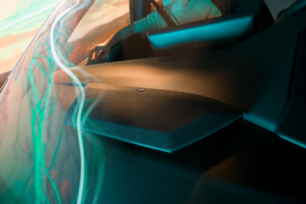 Gros plan sur l’enceinte du système audio B&O haut de gamme et son logo dans la Ford Kuga Sound Edition.
