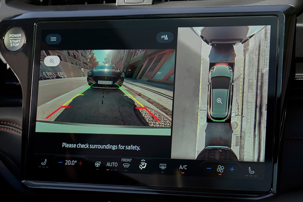 Un gros plan de la caméra à 360° affichant les aides au stationnement de la nouvelle Ford Puma Gen-E® électrique.