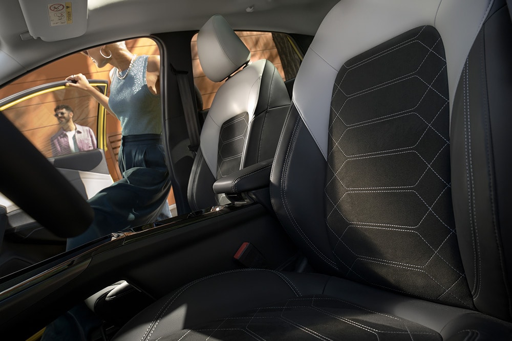 Un gros plan sur les sièges ergonomiques noirs et gris dans la Ford Puma Gen-E® électrique.