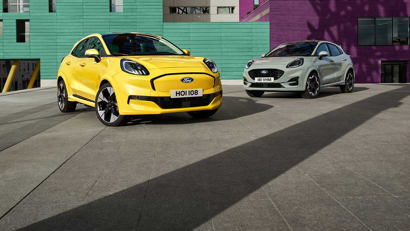 Une Ford Puma Gen-E® électrique jaune stationnée près d’une Ford Puma® Ecoboost® grise à essence. 