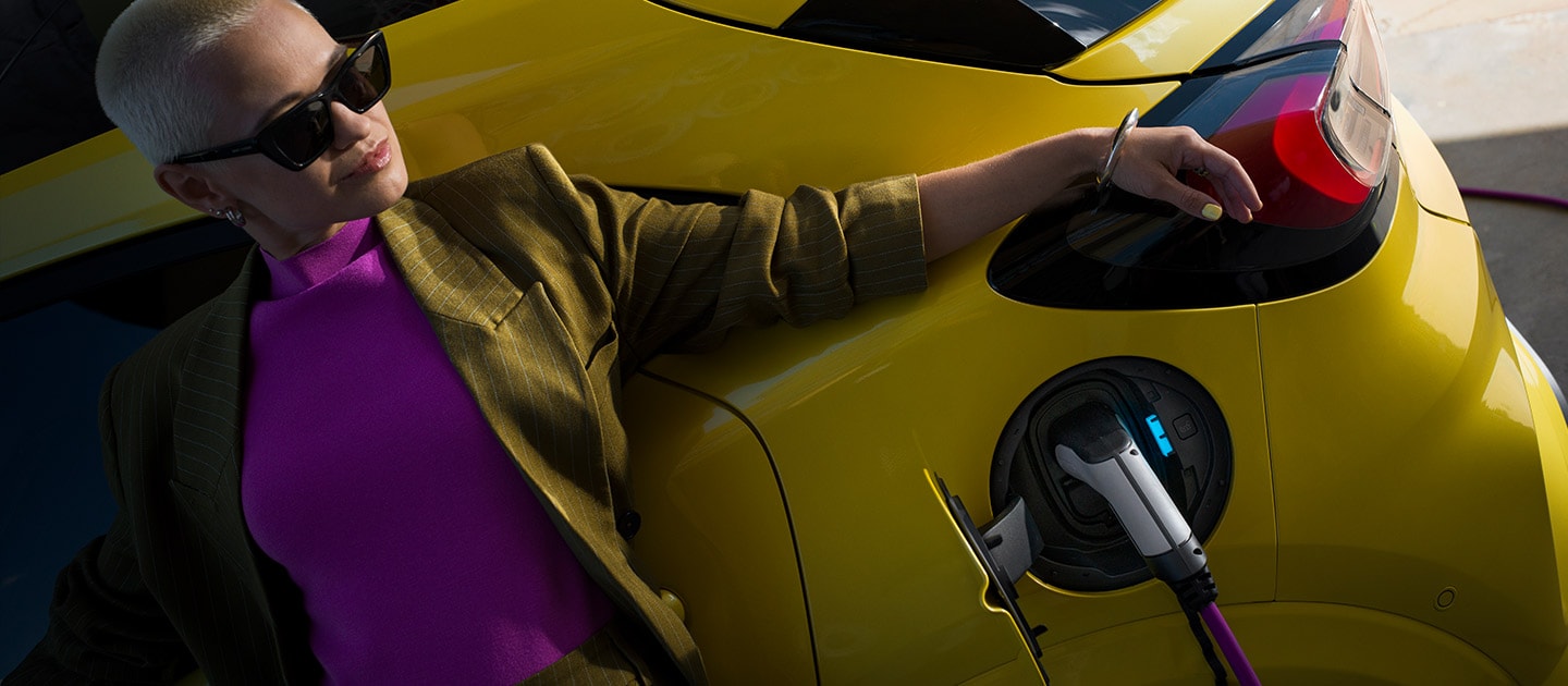 Un plan de l’arrière de la Ford Puma Gen-E 100% électrique, branchée à une borne de recharge murale à domicile.