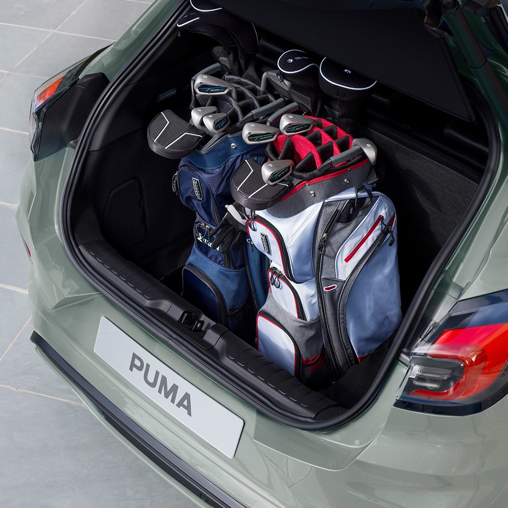 Espace de chargement de la nouvelle Ford Puma avec équipement de golf.