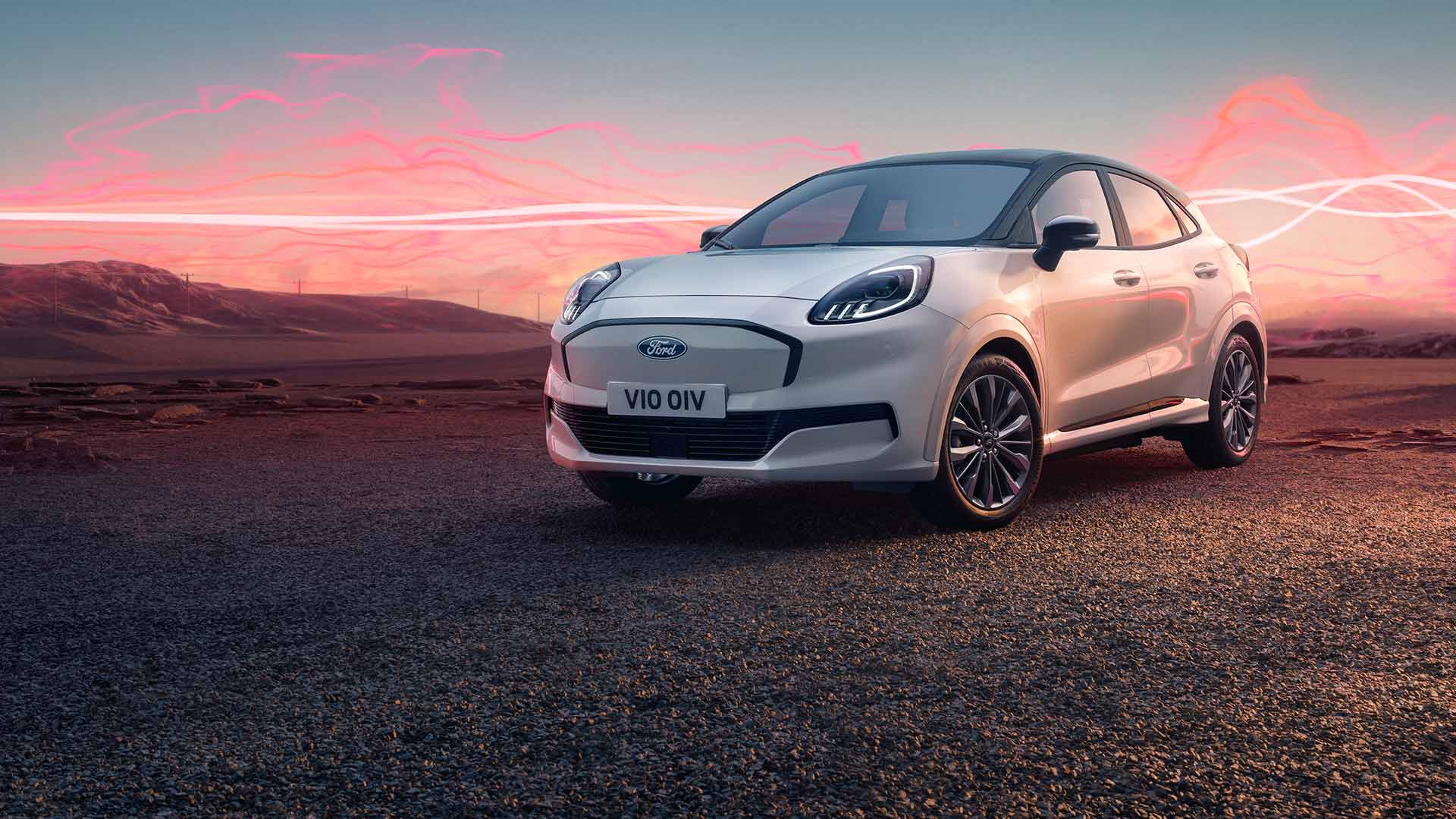 Le modèle Ford Puma Gen-E Sound Edition en blanc, garé avec des ondes sonores rouges en arrière-plan.