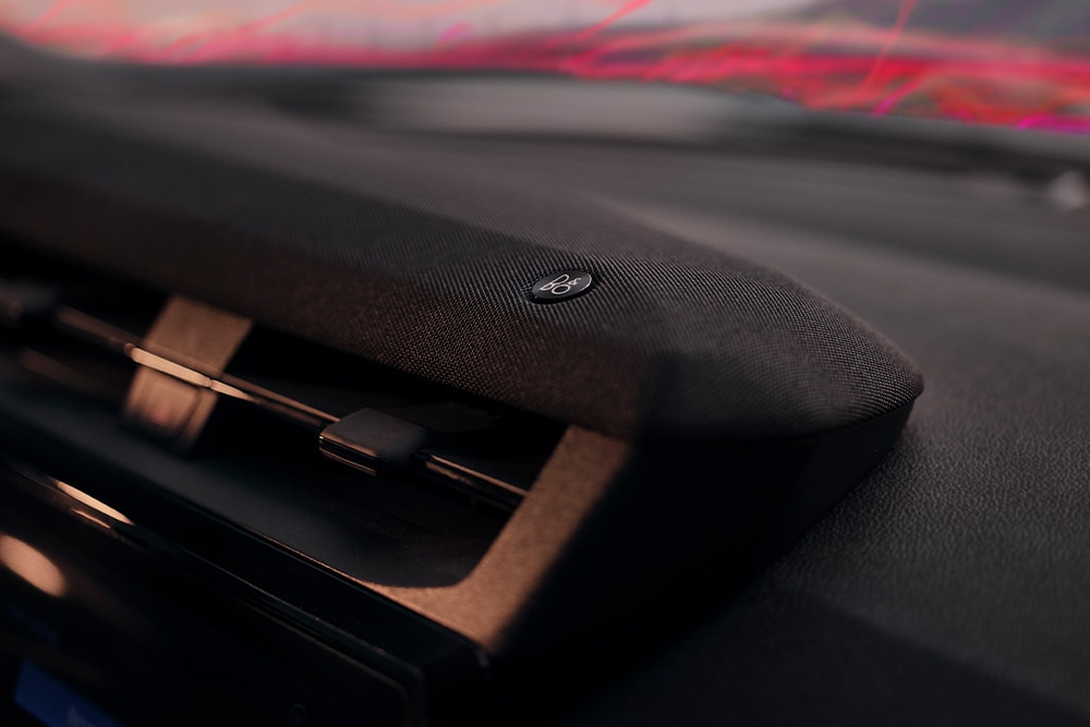 Gros plan sur l’enceinte du système audio B&O haut de gamme et son logo dans la Ford Puma Gen-E Sound Edition.