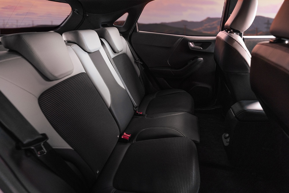 Gros plan sur les sièges arrière de la Ford Puma Gen-E Sound Edition avec des tissus de siège exclusifs.