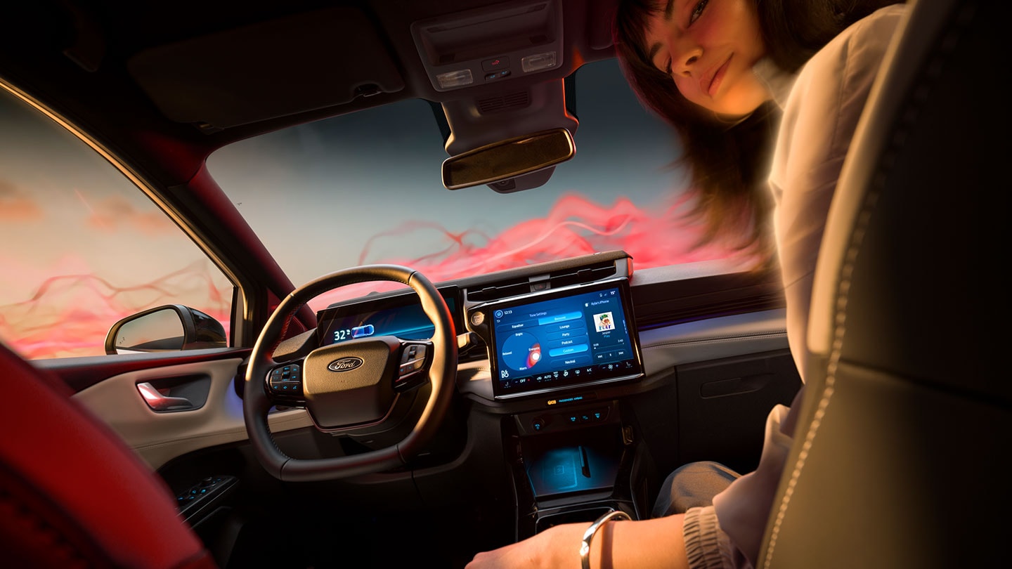 L’intérieur de la Ford Puma Gen-E Sound Edition avec une femme assise sur le siège passager.