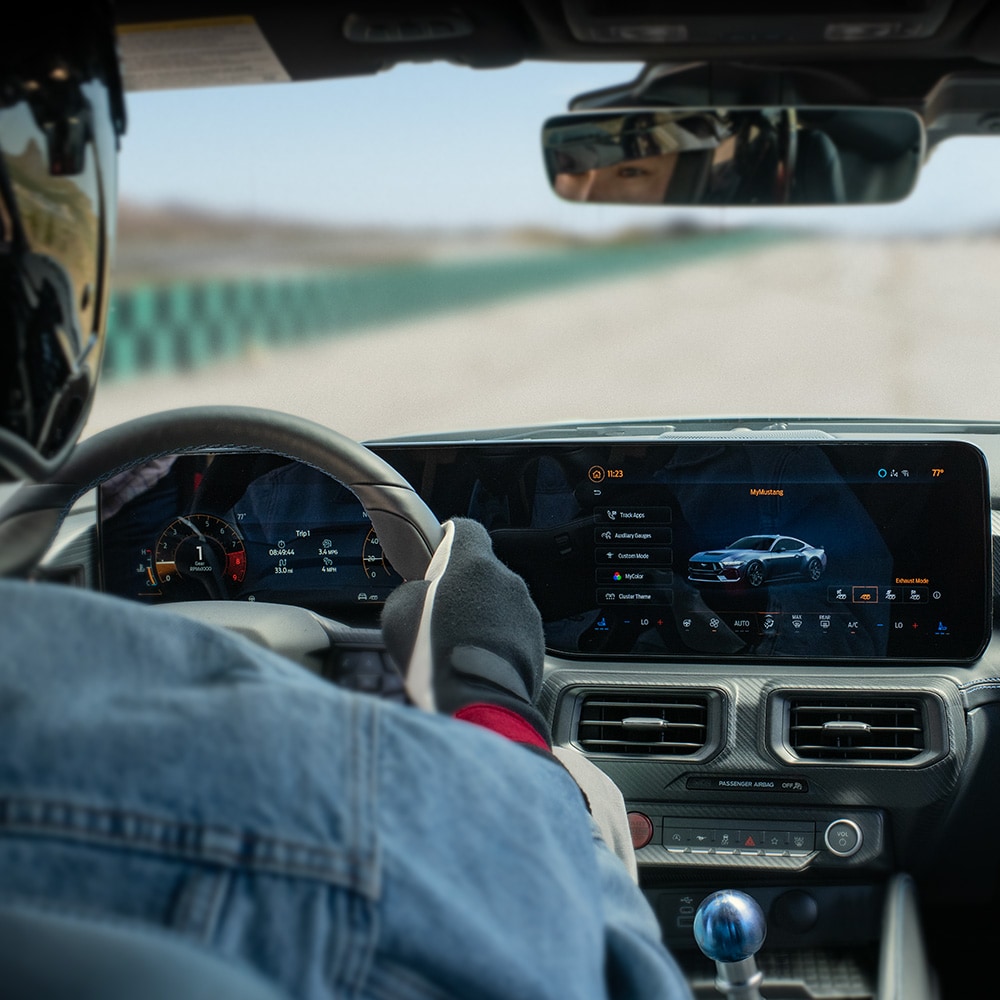 Habitacle de la Ford Mustang avec données de suivi affichées sur l'écran tactile SYNC