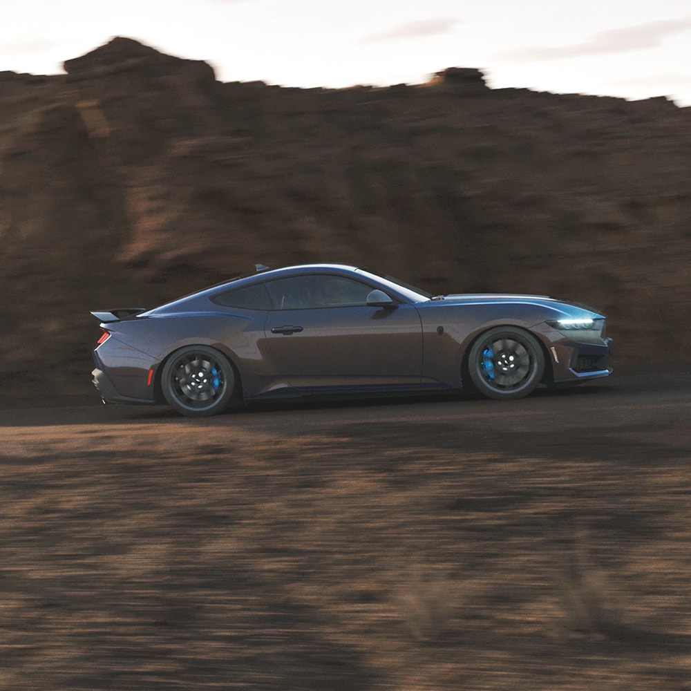 Ford Mustang Dark Horse de profil sur une route montagneuse