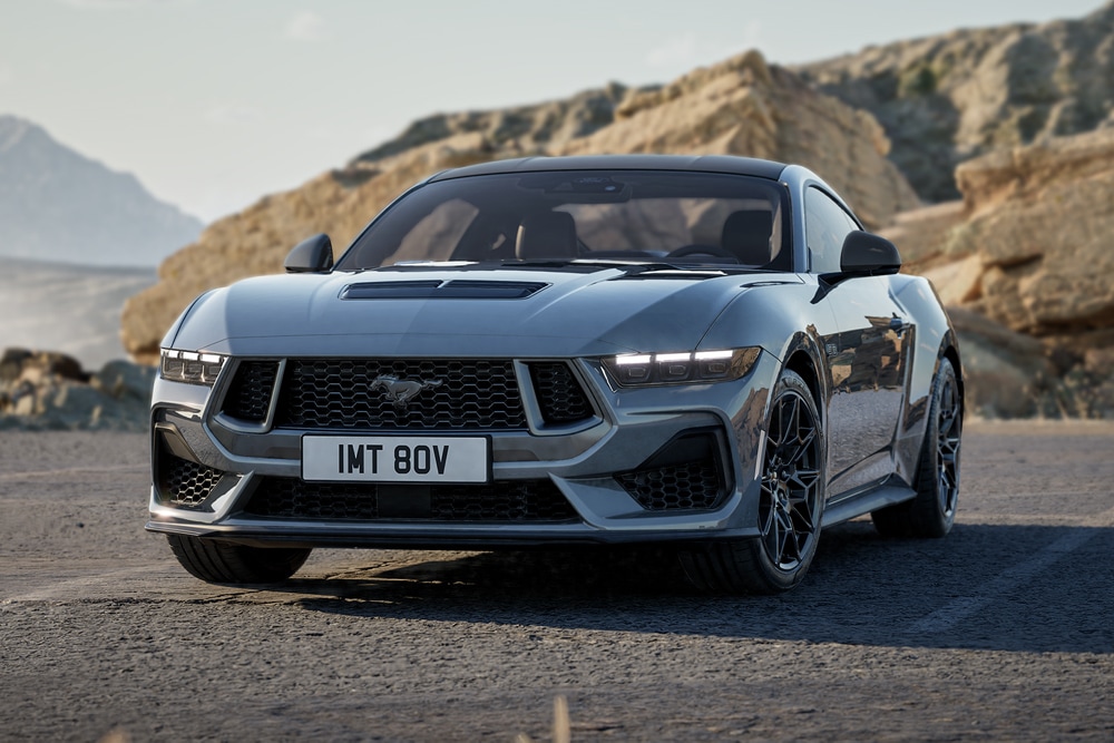 Ford Mustang Nite Pony grise sur une route