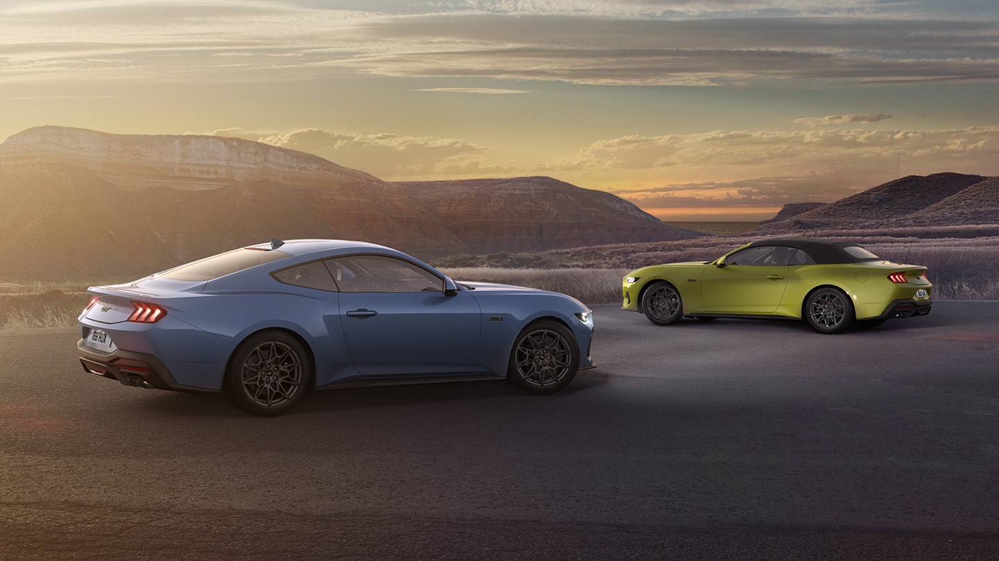 Versions fastback et cabriolet de la Ford Mustang stationnées côte à côte