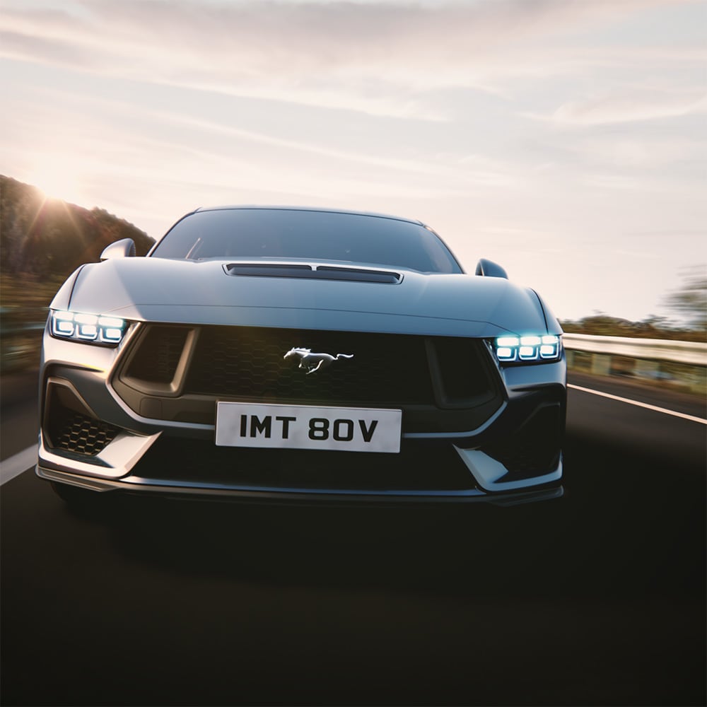 Ford Mustang bleue dans un virage