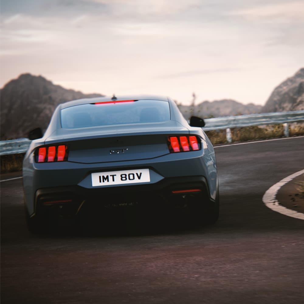 Ford Mustang bleue dans un virage