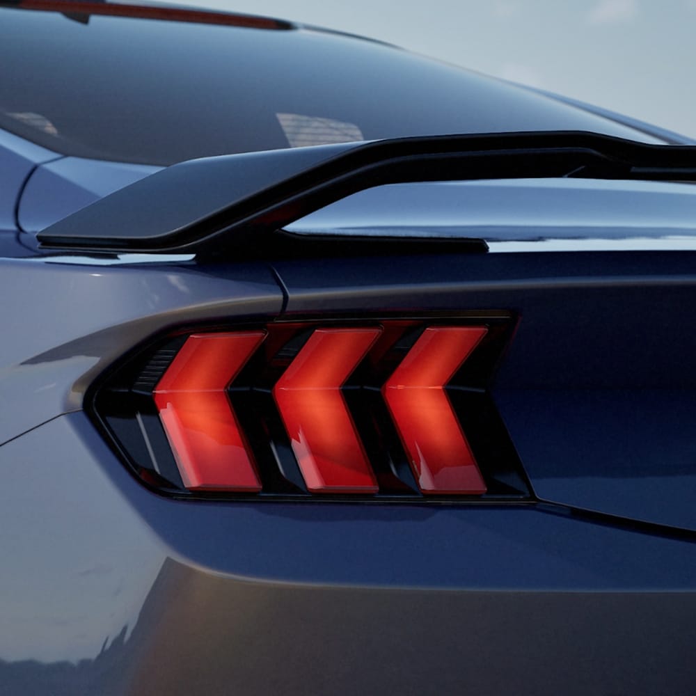 Arrière de la Ford Mustang Dark Horse sur une place de parking