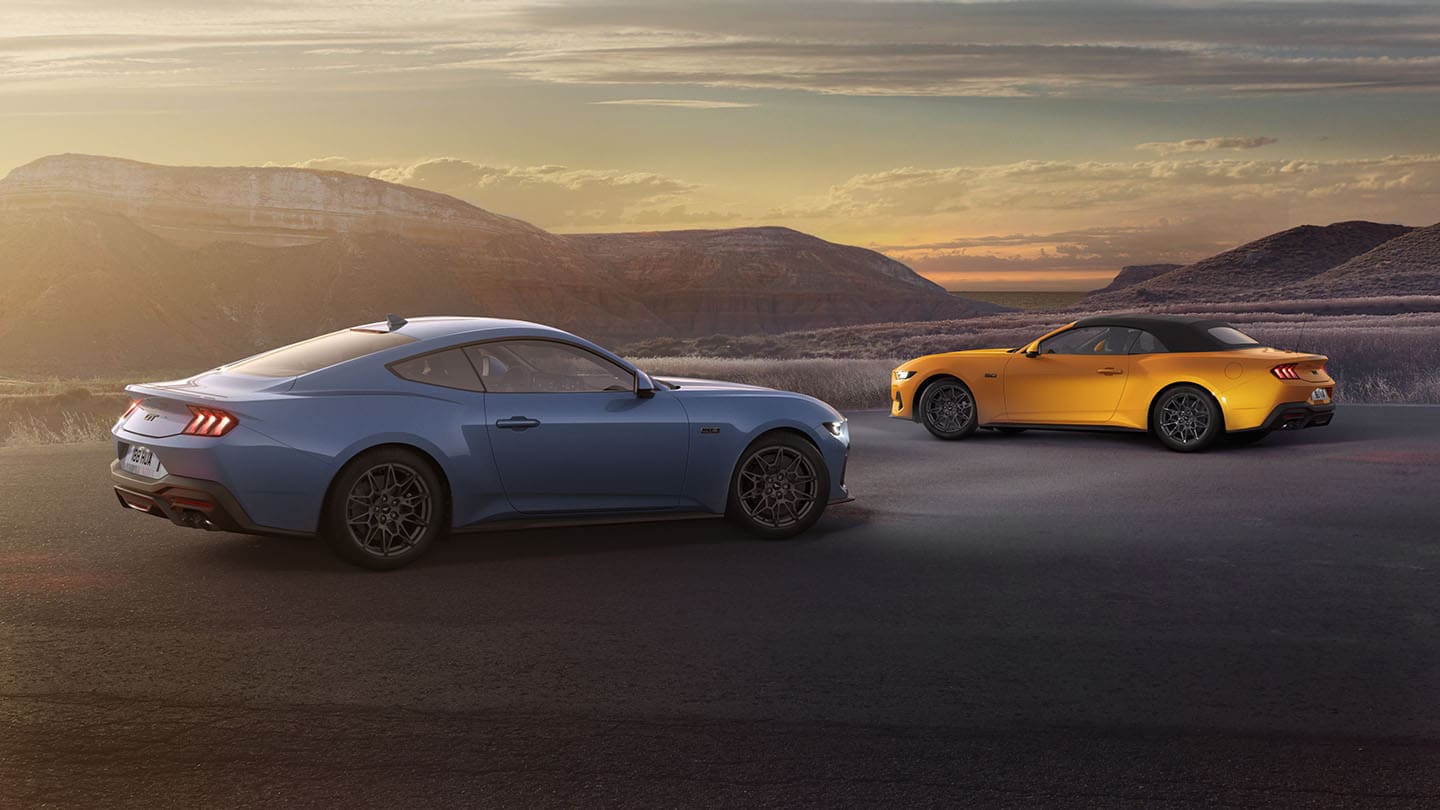 Versions fastback et cabriolet de la Ford Mustang stationnées côte à côte