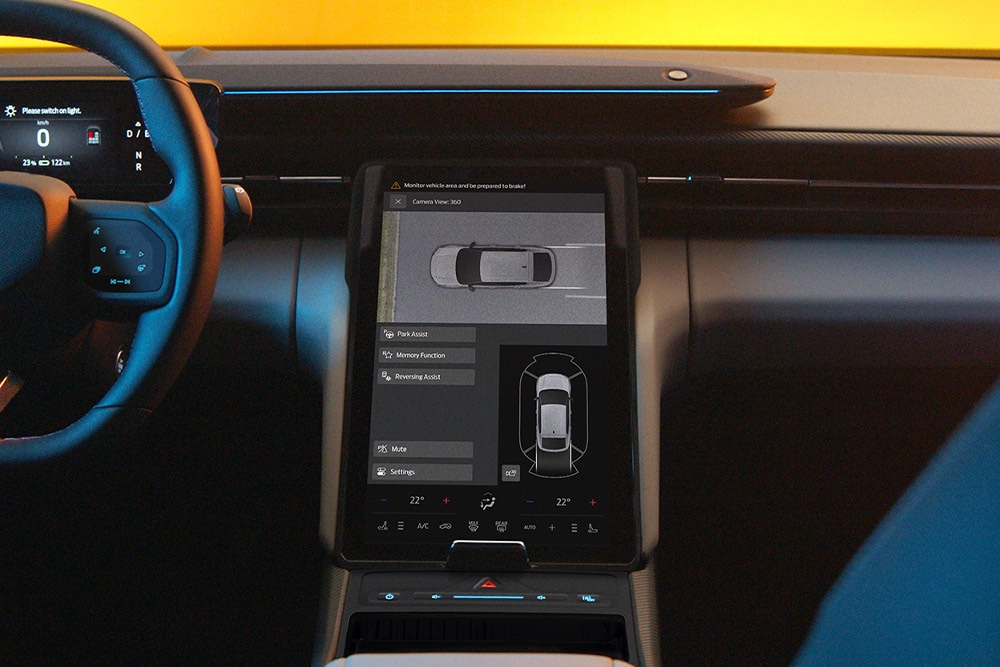 L'écran tactile du Ford Capri® affiche une vue en écran partagé du système de caméra à 360° et des directives d'aide au stationnement.