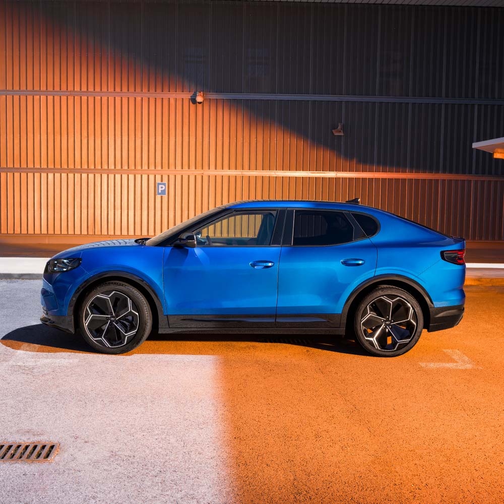 Vue latérale d’une Ford Capri bleue. La cote de sécurité Euro NCAP 5 étoiles 2024 est affichée dans le coin supérieur droit.